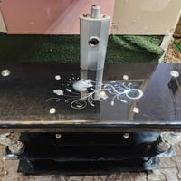 ميز مرايه أسود للبيع  أمامك بسعر مناسب  رقمي 07841351681 واتساب