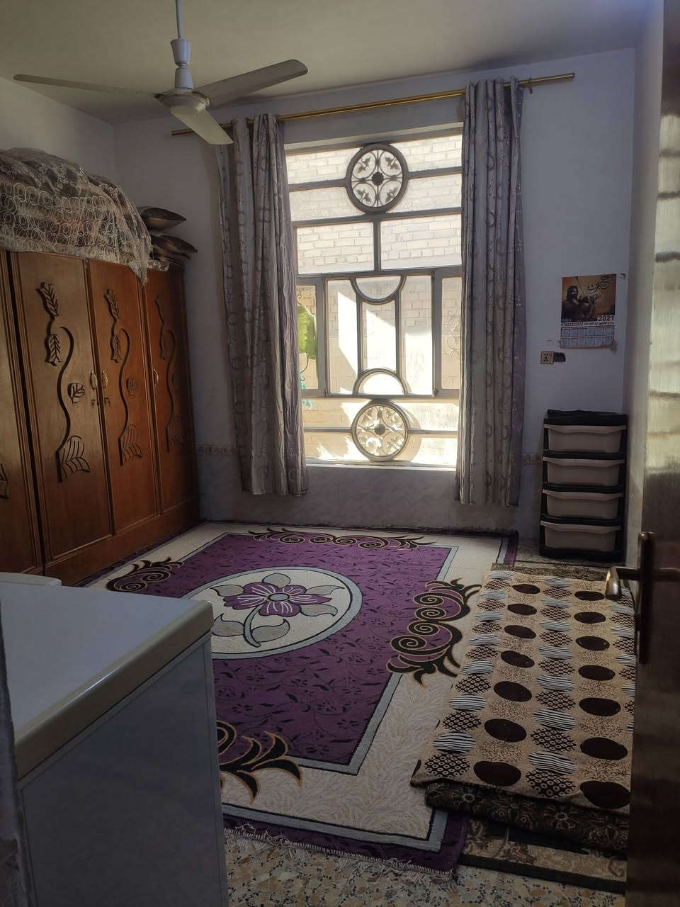 بيت طابو صرف للبيع العنوان حي العسكري الشارع العريض قرب محلات تقي يتكون من غرفتين واستقبال ومطبخ وصاله 
مساحته ٢٠٠متر
بي مجال بسيط للشراي 
***********
