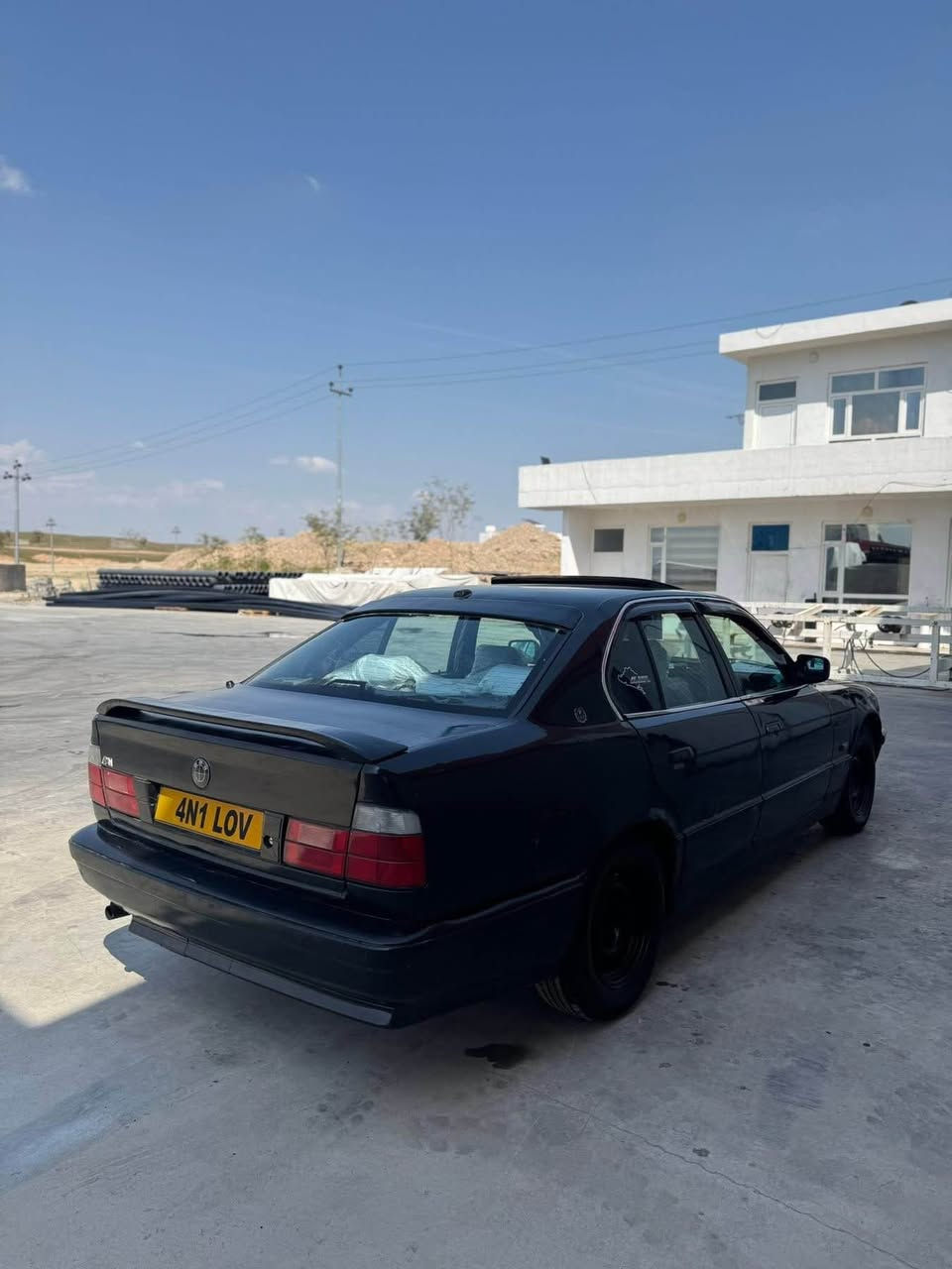 Bmw520i
مۆدێل1991
مەکینە گێر ئەکسل بەشەرت
سەرف بوخار سەوت بەشەرت
دوو جام کارەبا
سلایت
4تایەی تازە
تەقەورەقەی بەشەرت چرکەی نیە
زەربەی نیە عامە بۆ جوانی
گەرمی فلجە 
گێچەکانی هەموو ئیش ئەکات
مەسرفی چاکم لێی کردووە
بێ مەسرفە بەنزین ناخوات
رۆن و فلتەر و هەموویم گۆریوە
مالی ئەم نەورۆز و جەژنەیە
واجیهە و پاکانەی لەگەلە 
بەشەرتی ئەوەی مالی کەس نەبێت 
سعري27وەرەقە و مەجالێکی زۆرکەم
شوێن کەلار***********
گۆرینەوەش ئەکەم لەسەر دل گرتن كالار, السليمانية
