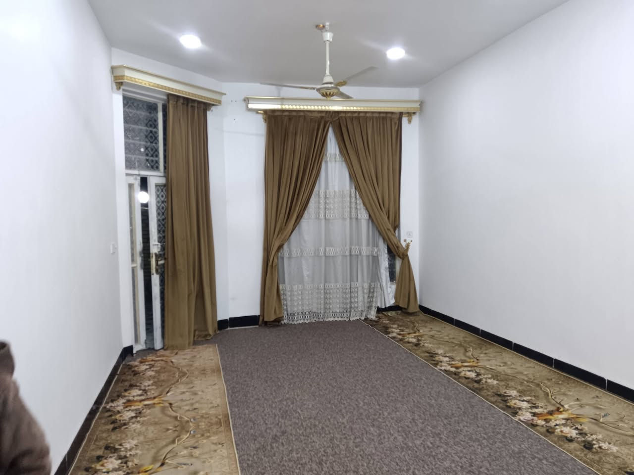 الدار للبيع طابو زراعي سند 25
 الموقع المدحتيه الحمزه الغربي شارع عامر المنصوري
 عرض الشارع 14متر عالتبليط مباشر
مساحته 400 متر 
 يحتوي  على غرفتين كل غرفه  5 في 4
 والمطبخ 5في 4
 واستقبال 8 ونص في 4 و20 سم 
الصاله  8 في 4 و20 سم 
السطح شتايكر
السكف عكاده 
السعر 145وبي مجال
 للاستفسار الاتصال على الرقم ***********
