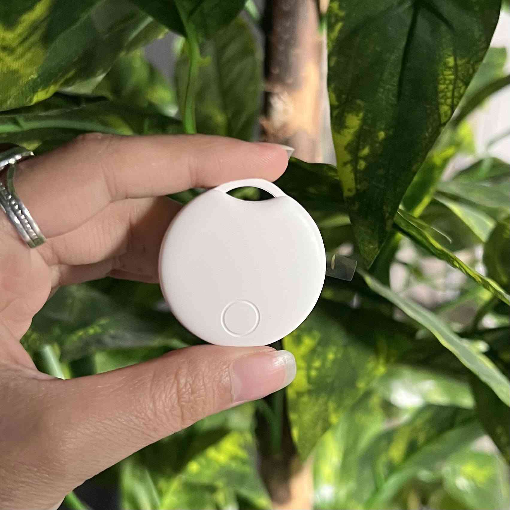 متوفر الأن والتوصيل لجميع محافظات العراق 

Smart Tag متوافق مع Apple Find My– جهاز تتبع ذكي للأغراض

• جهاز تتبع ذكي يساعدك على العثور على أغراضك بسهولة عبر تطبيق Apple Find My.

• يعمل مع تطبيق Apple Find My لعرض موقع أغراضك على الخريطة مباشرة.

• إمكانية تشغيل صوت من التطبيق لتحديد موقع الجهاز القريب منك.

• اتصال لاسلكي عبر Bluetooth (BLE 5.2) لربط سريع وسهل.

• تصميم صغير وخفيف مع حلقة للتثبيت على المفاتيح أو الحقائب.

• يعمل ببطارية قابلة للاستبدال (CR2032) مع سهولة فتح الجهاز للتبديل.

محتويات العلبة:
• جهاز Smart Tag
• كتيب تعليمات
• أداة فتح لتغيير البطارية

السعر 22,000 مع التوصيل 
أطلب الأن 📩


**إذا كنت صاحب هذا الإعلان وتريد حذفه لأي سبب، رجاءا أرسل رسالة إلى الدعم الفني**