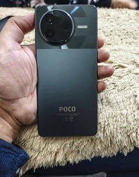 بوكو F7 برو  لون اسود  اخو الجديد ‏نظافة 100 % ذاكره 512  كامل ملحقات ...