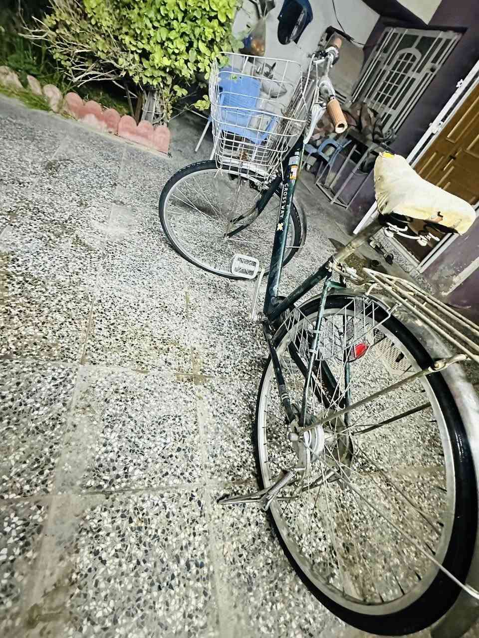 السلام عليكم بايسكل بناتي للبيع حجم ٢٧ ياباني باله اصلي نقصه فقط كشن لبقيه كله نضيف البايسكل مو تجاري ياباني اصلي مكاني بغداد حي اور رقمي *********** اسيا  السعر ٧٠ بي مجال
