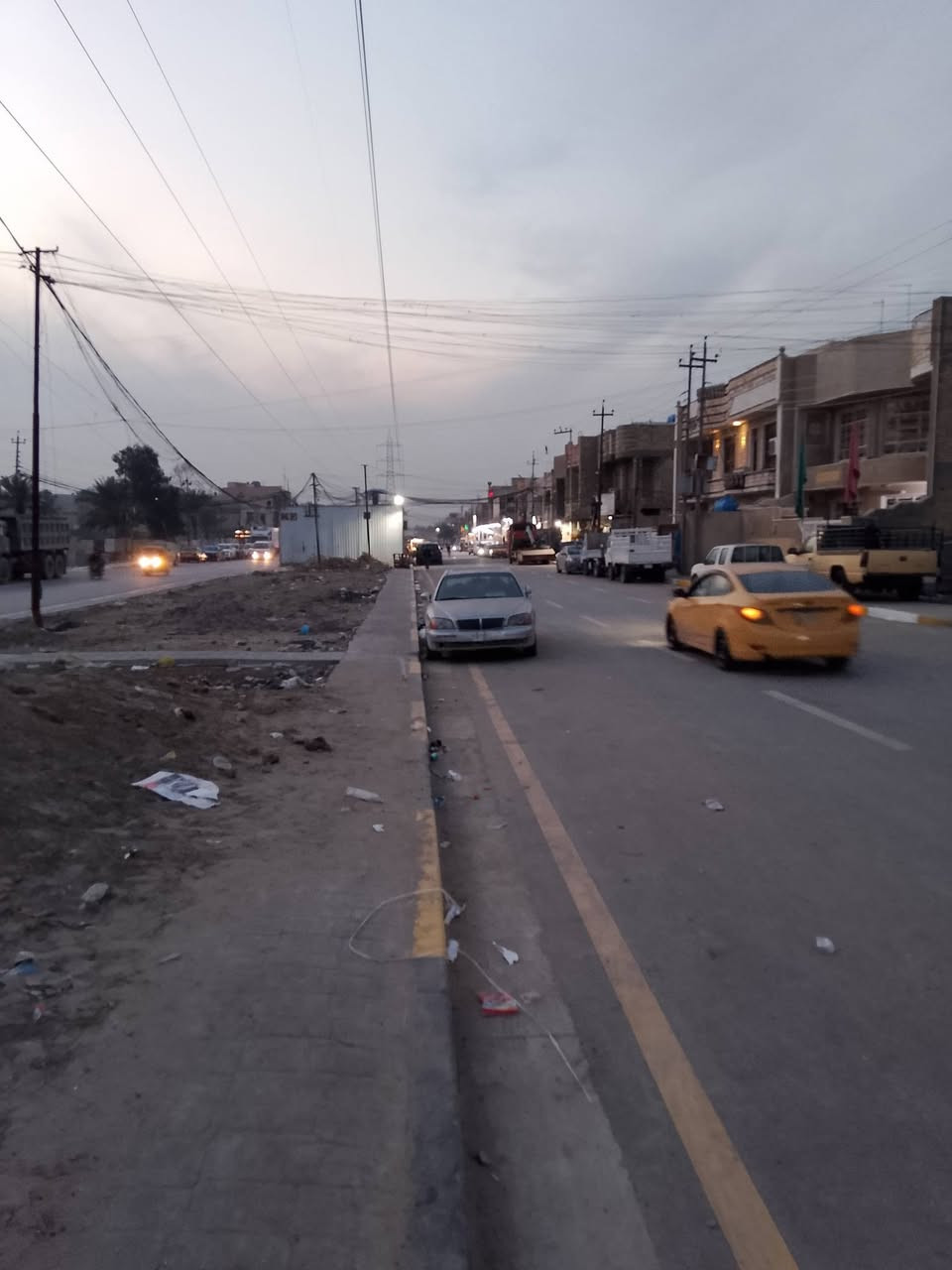 السلام عليكم قطعة أرض للبيع حاليا جملون اومخزن المساحة 180 متر واجهة 9 نزال 20على شارع تجاري شارع حي البساتين شارع احمد الوائلي جان متأجر بمليون ونص تريد تأجره اوتستثمره  اوترهم بناية للاستفسار اكثر الاتصال ***********
