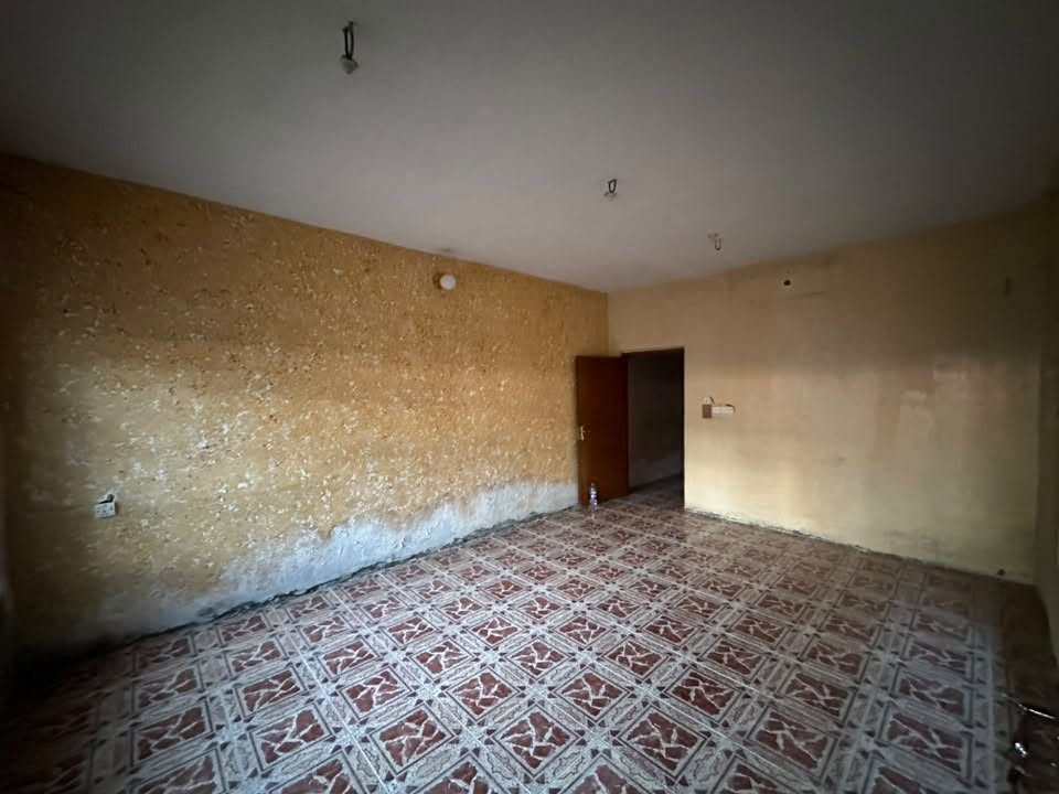 بيت للبيع 150 متر طابو صرف
السلام عليكم ، بيت طابو صرف للبيع المساحة 150 متر ، المكان ( بعقوبة / الحديد / قرب جامع الامام علي ) ، قريب عالشارع العام ، البيت كان مؤجر ، وحالياً للبيع ، الواجهة 6 والنزال 25 ، البناء طابوق وكامل من ناحية المجاري والكهرباء وغيرها ، يحتوى على كراج كبير وأستقبال وصالة ومطبخ وغرفة نوم ، والطابق الثاني نفس الشي ولكن صب وليس سيراميك ، اتصل عالرقم وتدلل ***********
