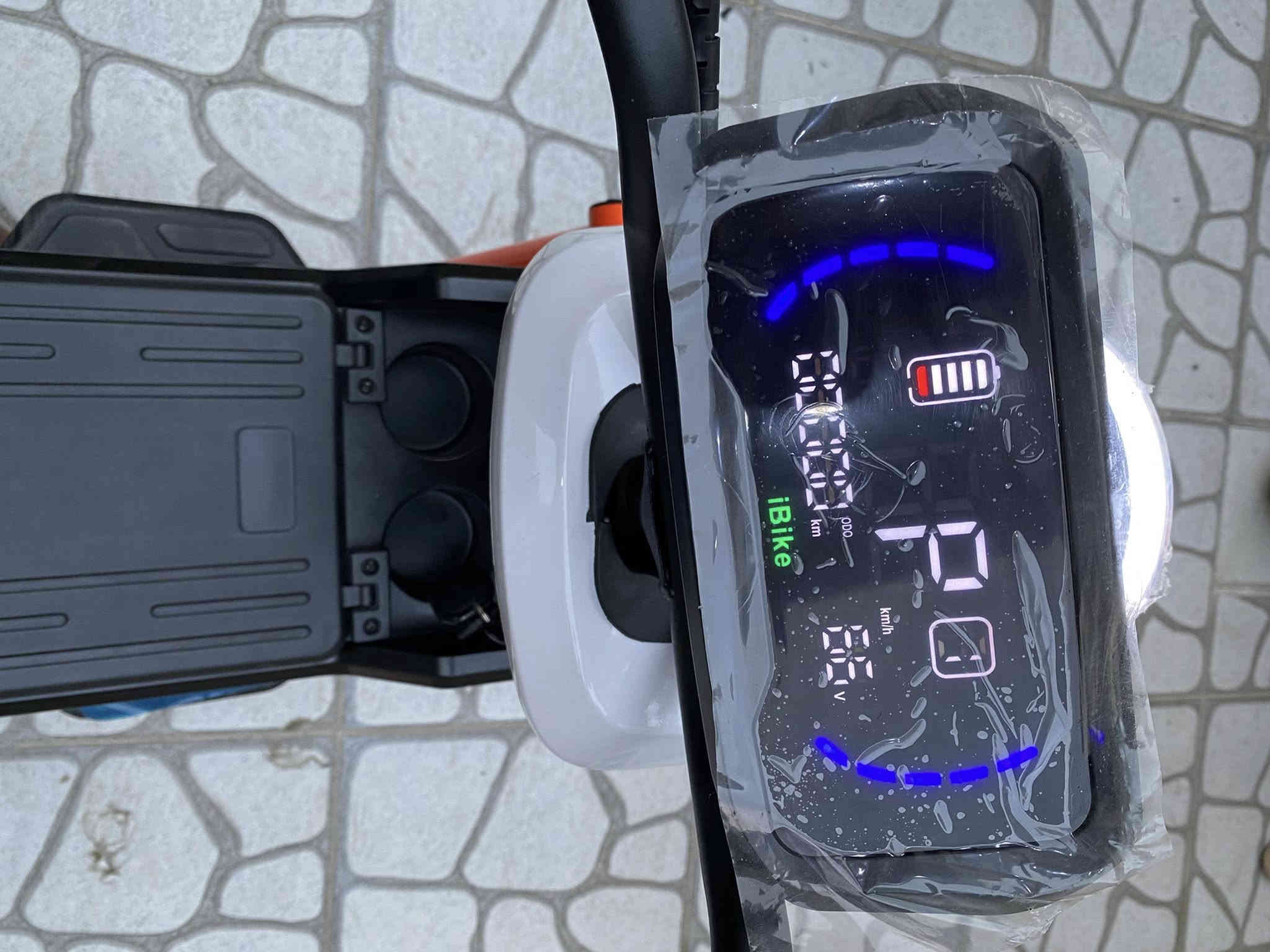 سلام عليكم شباب بايسكل شحن معروف R15 جديد بعدة عليه سليفون شركة دراجة يجي دبل بطارية 5 ودبل سويج بصمة رادار اشارات لايت زينون LED بريك دسكات قاعدة تلفون ستاند + مكان شحن ل تلفون دراجة بعده على وكالة باقي تفاصيل شكل موجود ب صورة مكاني كركوك  لاتصال على رقم *********** سعر 600
