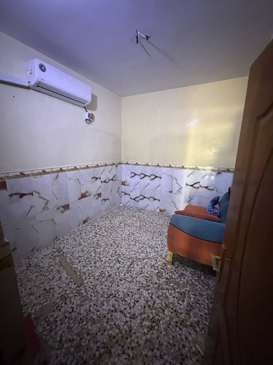 مشتمل للاجار الشعب شارع الصحه السعر ٤٠٠ الف قفل 

استقبال وخدمات مع غرفه نوم الطابق الارضي 

الطابق الثاني غرفتين نوم المساحه ٦٠ متر نضيف جداً

معروض بمكتب الكناني ***********
