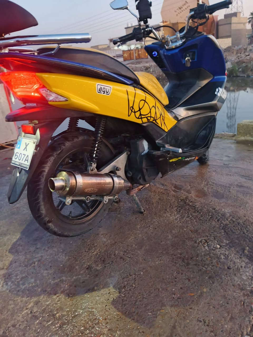 سلام عليكم شباب دراجه بيسي اكس جيل ثاني ياباني كفاله من كلشي كفراتها بلاديه مكينه ما مفتوحه رياضيه من الخارج حساس ستان حساس زدحام دهن جديد لايت زنون مكاني بغداد سبع قصور *********** فقط بيع بدون مراوس سعرها 11 ونص وبي مجال حق جيه
