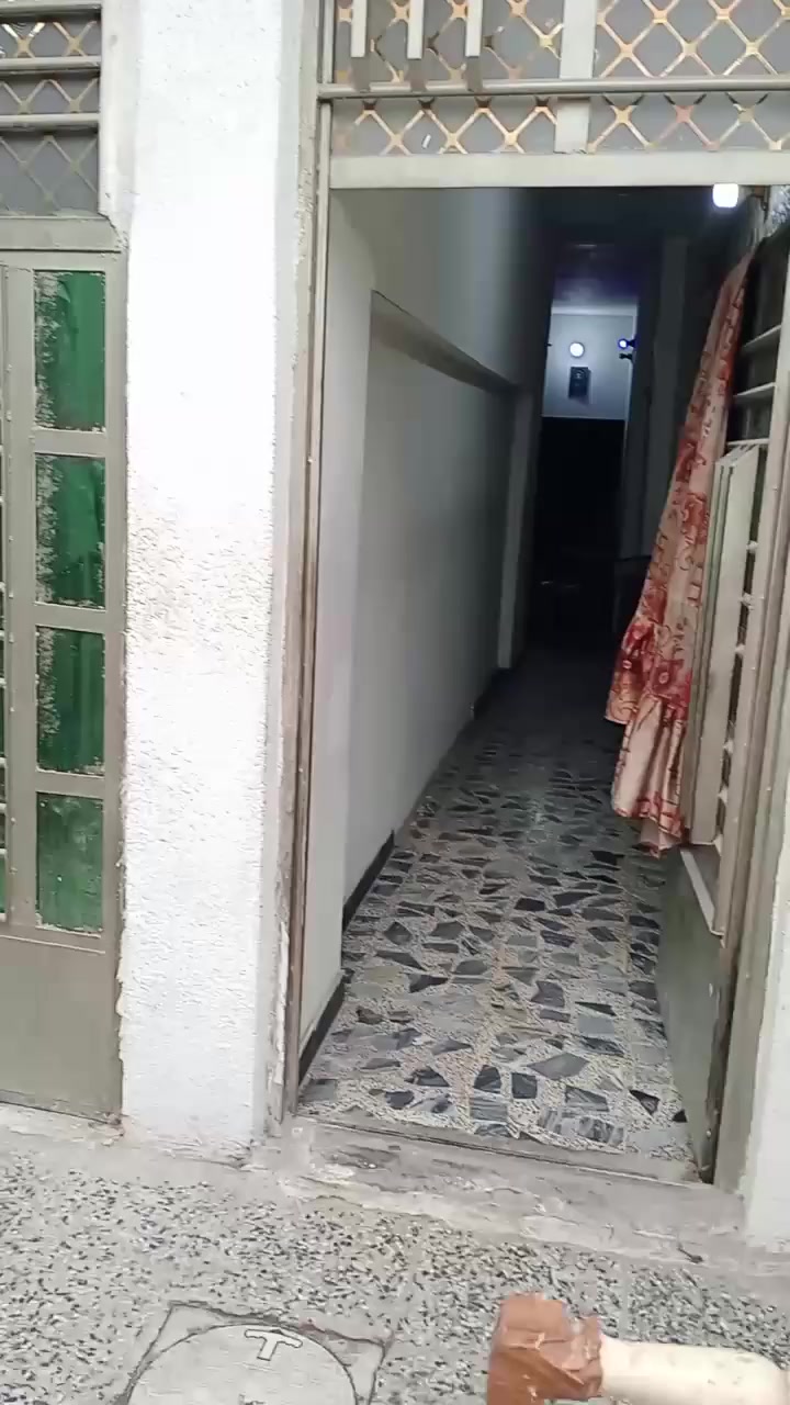 السلام عليكم بيت للبيع الكمالية شارع الاصفر العام تجاري يرهم سكن و استثمار وارد شهريا 700 الف للبيع بسعر مناسب رقمي ***********
