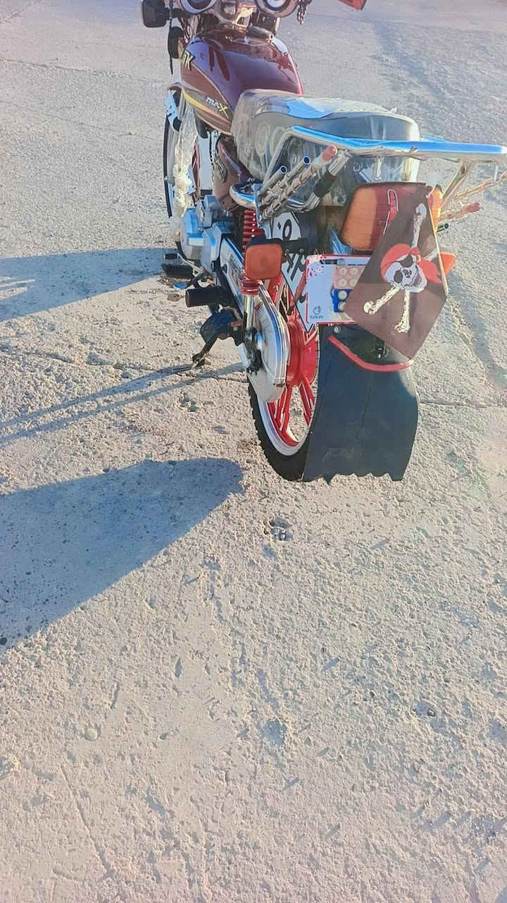 السلام عليكم 
موطور البيع
موطور كدام العين 
نضيف شغال عن بعد عل جهاز
سلف شغال 
 جنطه  الون احمر نفس الموطور درع القواس 
كلهن مفصخهن بل بيت 
موجودات ويا مكان كركوك قضاء الحويجه 
السعر 590
***********
