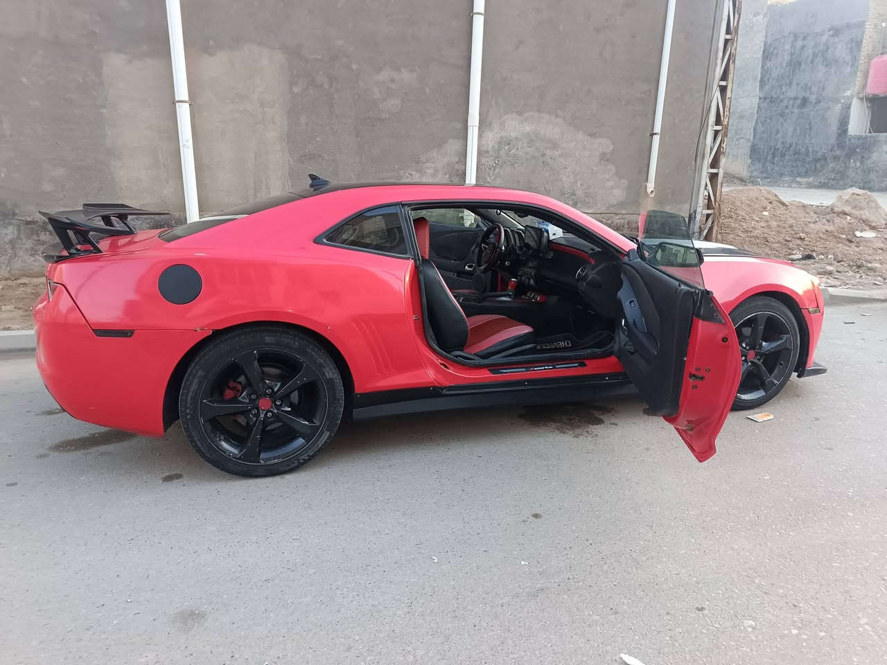 كمارو 2010 محدثه 2018 سنويه 28 فول مواصفات مصبوغه عام للجماليه شفتات كير عادي او اوتماتيك
مكينه ٣٦٠٠ 
فتحه بنوراما _ مثبت سرعه مانع انزلاق _ قاري اعطال عربي يعني معربه 
تخم تاير ويل ١٨ اسود 
منضومه زنون جديده 
حادثها باب وجاملق 
انضربت جاملق خفيف كما موضح في الصورة
سعر 70 ورقه وبيها مجال بسيط 
رقم بصره سنويه جديده 2028
***********
