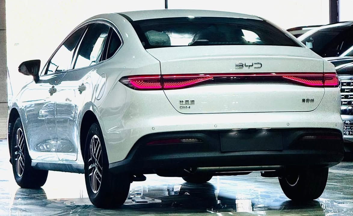 ﷽

‎(مجموعة شركات فراس الحمداني اربيل شارع ١٠٠ م )

BYD SEAL 05
ويل كروم 

الموديل : 2025

اللون : ابيض داخل ابيض 

السعر : 11,600 $$

المسافة المقطوعة : صفر كيلو متر ( زيرو )

حجم المحرك : 4 سلندر ( 1،5L )

محرك هجين ( بانزين - هايبرد - كهرباء )

نسخة DM-i

بدون رقم ترقيم شمالي ( اربيل - سليمانية - دهوك )

المواصفات : 

بصمة - كارت 
بصمة تغشيل عن بعد
بصمة باب
ويل كب كروم 
لايت زينون
اشارات ليد
اشارات مري
شاشة لمس
كشنات جلد لون ابيض
كير شكل جديد ( شخاطة )
هاند بريك اوتوماتيك
كاميرا خلفية
حساسات خلفية
وبقية المواصفات المعروفة 

العنوان : 

اربيل شارع 100 م مقابل الشركة العامة لتجارة المواد الغذائية 

للاستفسار والاتصال على الارقام التالية :

‎ابو علي  
***********
***********

حواس 

***********
***********

زيد 

***********
