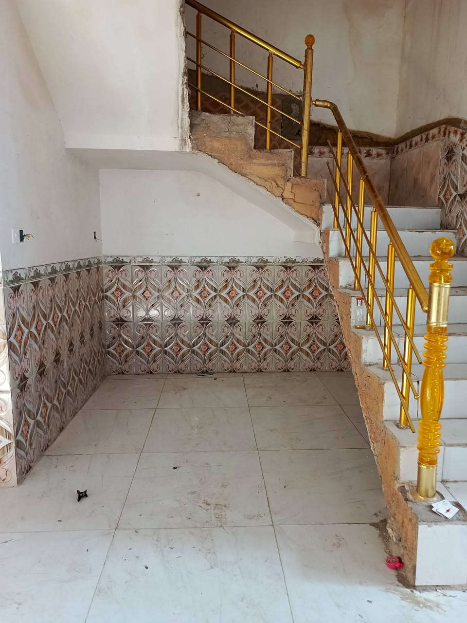 البيت للايجارنجف حي النصر ميلاد بالبدايه قريب للشارع مساحته 100م يحتوي على غرفه وصاله وستقبال سعر الايجار 300 رقم الهاتف ***********
