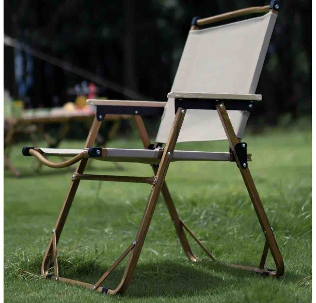 كرسي التخييم الأرضي الفاخر
; راحة البر والحديقة 🌿🪑 
المنتج ينباع قطعتين بالطلب 
هذا الكرسي مو بس للطلعات، 
تصميمه الأنيق يجمع بين الخشب الكلاسيكي والقماش البيج الراقي ليمنحك جلسة مريحة ومرتبة سواء بالحديقة، 
البر، الشط أو حتى على سطح البيت. ✨ 
المميزات: جلوس مريح ومنخفض: 
ارتفاع مناسب يخليك قريب من الأرض، 
مثالي للجلسات عند الجمر أو الطاولات الأرضية. 
هيكل قوي من الألمنيوم: 
أنابيب ألمنيوم متينة، 
مقاومة للصدأ وتتحمل الاستخدام الطويل. 
قماش متين ومهوّى: 
قماش Oxford 600D سميك، 
يتحمل الوزن والحركة، 
ما يتقطع بسهولة ويساعد على تهوية الجسم أثناء الجلوس. مساند يد خشبية فاخرة: 
مصنوعة من خشب الزان الطبيعي، 
تعطي شكل أنيق وراحة إضافية لليد. 
سهل الطي والحمل: 
يطوى بحركة وحدة ويصير مسطّح، 
خفيف الوزن وسهل الحمل بيد وحدة (الوزن التقريبي: 2.3 كغم) استخدامات متعددة: 
مناسب للتخييم
، البر، المخيمات، رحلات الصيد، الحدائق، وحتى البالكونة. 📏 
القياسات: العرض: 55 
سم العمق: 44 سم 
الارتفاع الكلّي: 63 سم 
ارتفاع المقعد عن الأرض: 30 سم 
الحمولة القصوى التقريبية: حتى 120 كغم 🔹 
الكمية: عدد 2 كرسي للطلب الواحد


**إذا كنت صاحب هذا الإعلان وتريد حذفه لأي سبب، رجاءا أرسل رسالة إلى الدعم الفني**