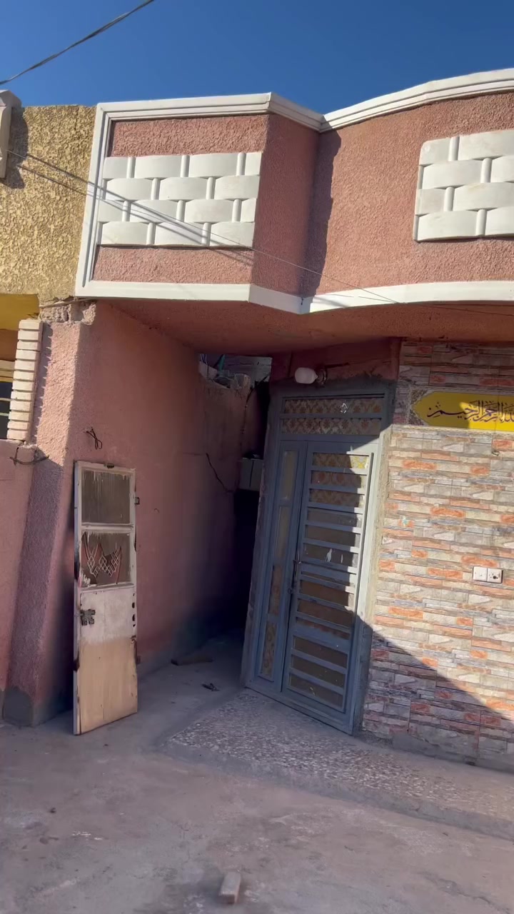 سلام عليكم بيت للبيع في منطقه الاصلاح  شارع الجزيره البيت نضيف وحلو امانة الله  كله سراميك ارضيه ماي مجاري تبليط كامل مكمل البيت شويه جاي من ال 90 دار .اول ماتدخل السيطره مال الاصلاح شارع البزل  بلشارع الثاني مال مدرسه بيت بصف الركن نضيف وماناقصه شي للاسفسار الاتصال على هذه الرقم ‭0775 511 2752‬
