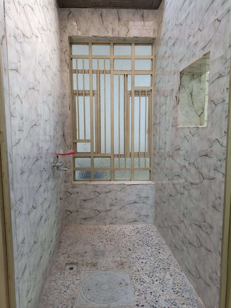 بيت اليجار مساحه 100متر الرئاسة شارع عشرين شارع الساده بل اخير الهاتف ***********
