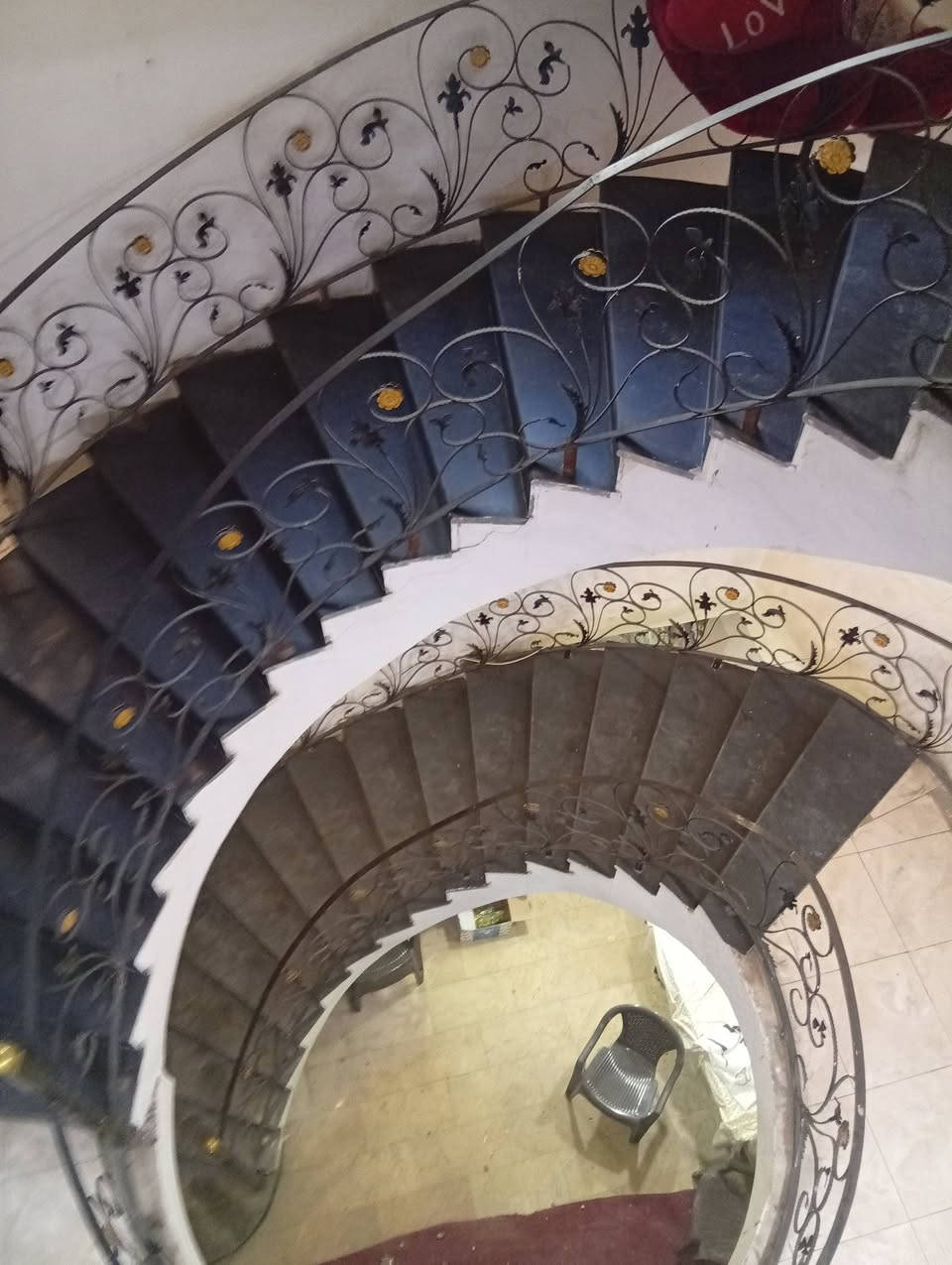 يوجد بآيات درج دورمستخدم ونظيف  وجاهز للتطبيك مرمر ايطالي اسود بأية ومراية طول البداية 120سم وعرض الباية40*20 عددالبايات 20مع المرايا سمك البداية 3سم واول بأية دور كبيرة مع محجر درك كامل كما هو في الصور موجود بالمسيب حي العسكري هذا رقمي بي واتساب *********** علما أنه سعرالبايات الجديد كان 600اما العرض للبيع الان ب 300الف من غير محجر
