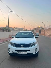 أخوان سورنتو 2014 خليجية مكفوله بس بيها بارد بالباب عكس السايق محرك 24...