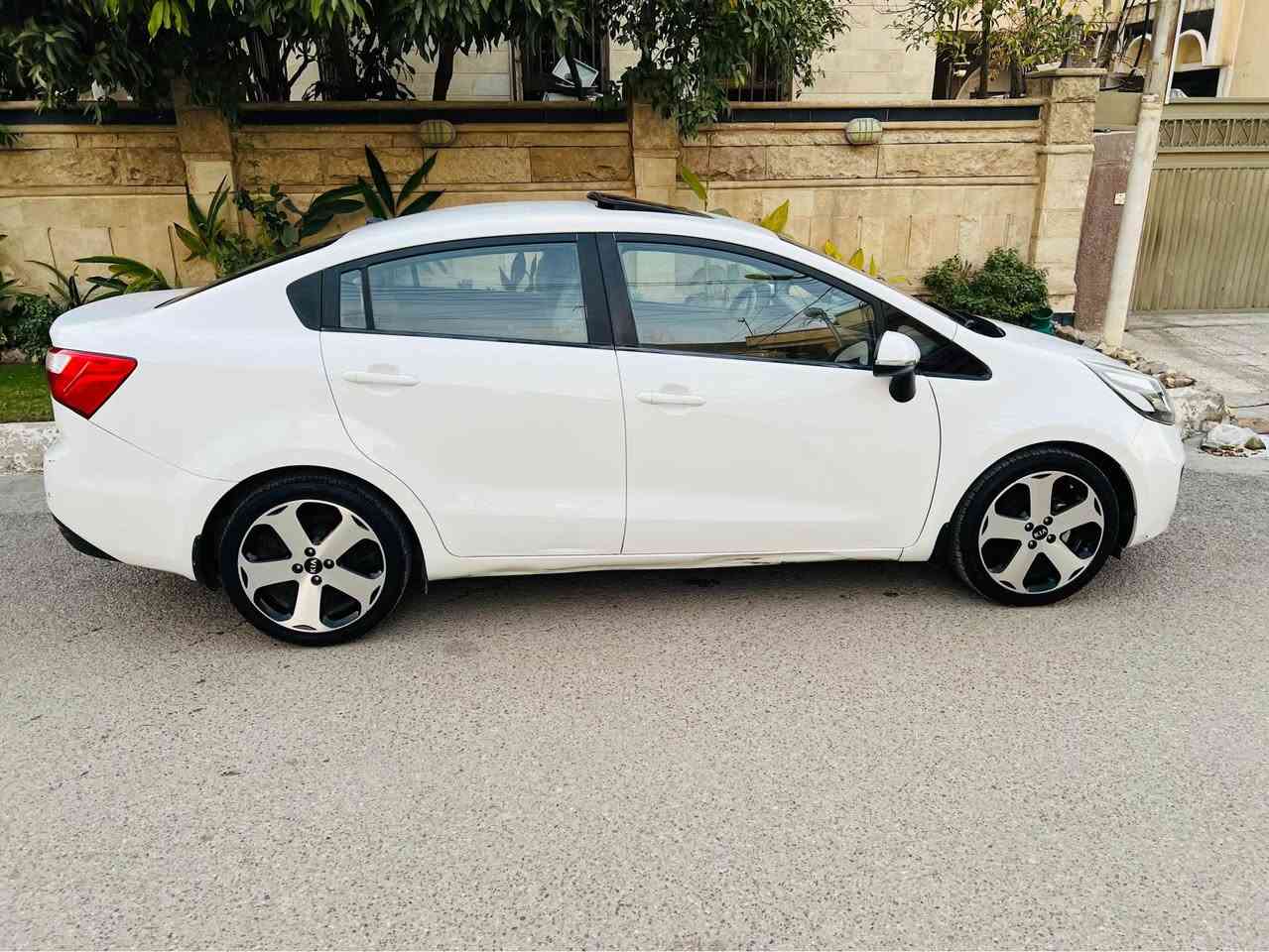 السلام عليكم 
كيا ريو موديل 2014 خليجي 
فول واحد ع واحد 
فتحه 
مري شفط
صبغ فقط كرت بلجاملغ السكن 
مكينه وكير شرط ما مفتوح 
تحكمات ستيرن كامل 
مكينه 1600 
تخم تاير جديد 
ماشيه 58 حقيقي شرط الفحص 
السعر 104 بيه مجال قليل 
الشراي يتصل *********** 
عنوان بغداد غزاليه بغداد, العراق
