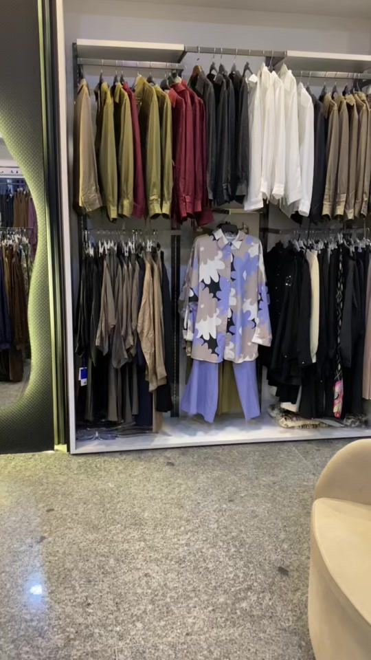 لحكي عالقطع الاخيرة بلش يخلص 🤐😍 .. تعالي شوفي التفاصيل داخل الفيديو .. سعر التوصيل 5 الاف دينار  بغداد وكل المحافظات . العنوان : بغداد الدورة سوق الاثوريين شارع نادي المجتمع العائلي رقم الهاتف ***********___***********  . . . . . . . #ملابس #ازياء #اكسبلور 

