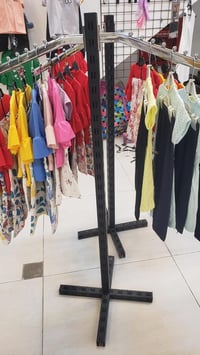 للبيع يوجد ستاندات وتعاليك رفوف وسلات مختلفه بحالةجيدة جدا كما موضح با...