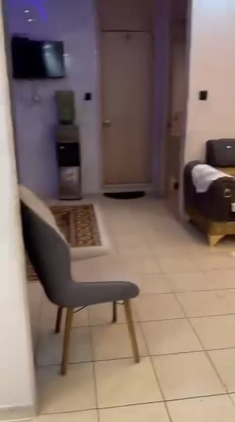 سلام عليكم شقة غربي للبيع 120م  B3 طابق 3
واصل 45 مطلوبة ١٥ شهر ديكور واثاثها كامل 
‏نضيفة + السعر 93 
للاستفسار رقم الهاتف : ***********
