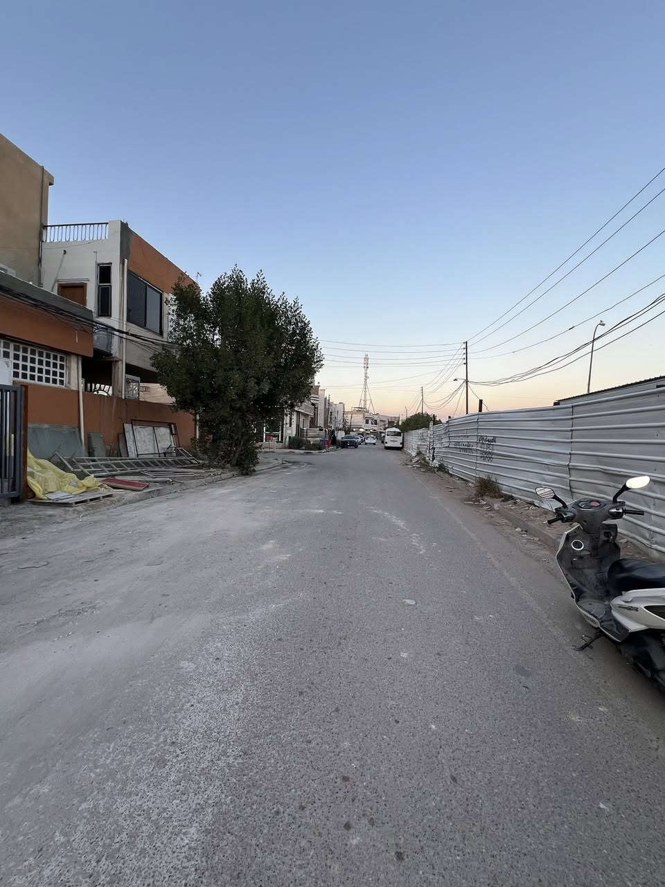 مشتملات  عدد ( 2 )50 متر 
ومشتمل واحد 61م مداخلين للبيع 🏡🏡🏡

كل مشتمل ثلاث طوابق 

(((3غرف نوم و3صحيات )))

سيراميك ألواح 
والواجهة تغليف بورسلين 

علئ شارع 20متر رصيف 4متر 

بناء مستقل غيرمشترك 🏚️🏚️🏚️

 50متر واجهه4متر  
نزال 13متر 
61متر واجهه واجهه 5متر نزال 13متر  

بناء حديث درجه اولى 
يحتوي على صاله ومطبخ وحمام 
الطابق الثاني
غرفتين نوم.  حمام. عدد 2
طابق الثالث غرفه نوم وسطح امامي 

العنوان :: بغداد حي الجهاد الضباط مقابل مجمع الرتاج السكني  خلف الشارع العام مباشر 

للاستفسار الاتصال ***********
