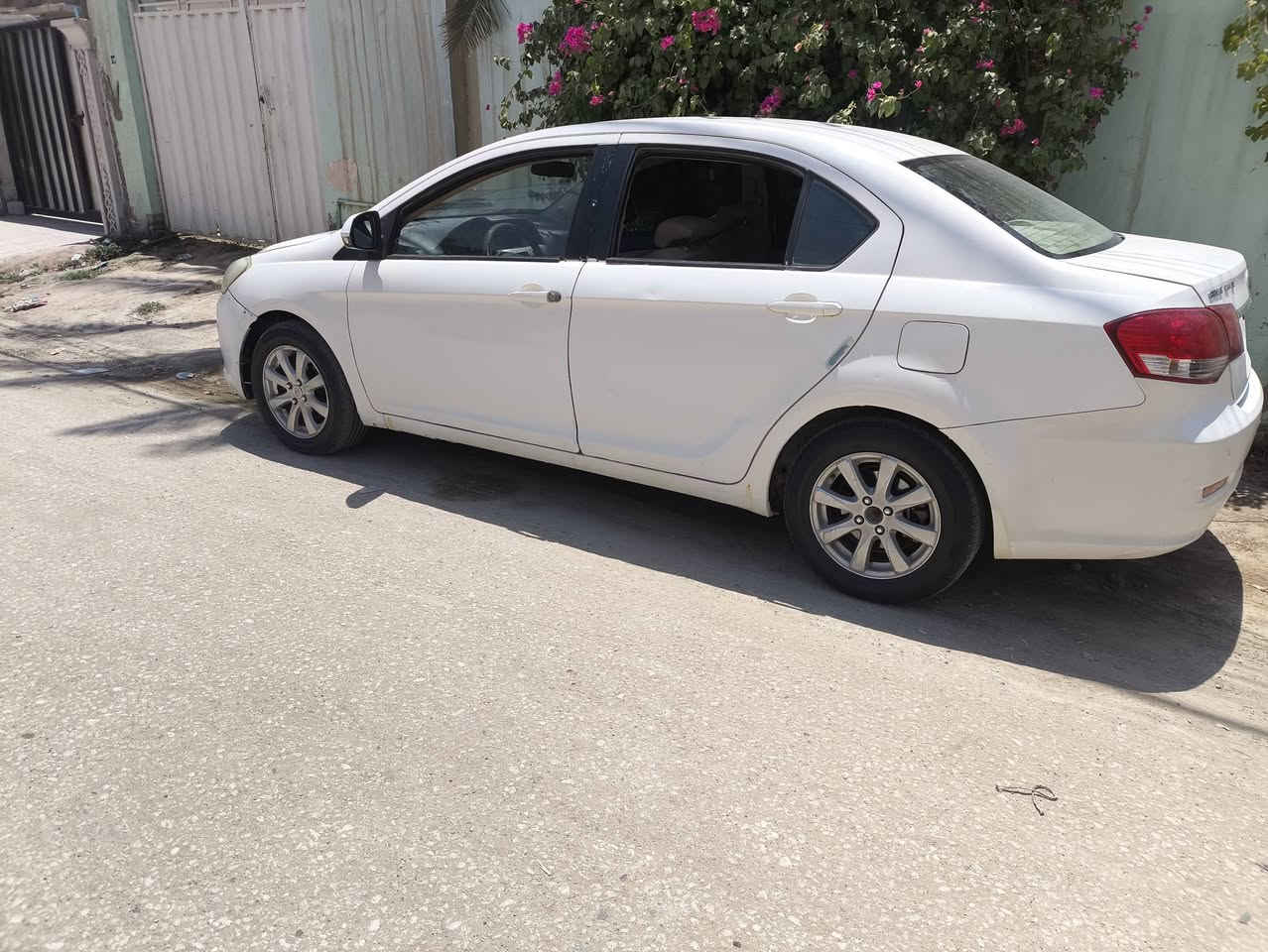 سياره للبيع سعر 43 موديل 12.  ***********
