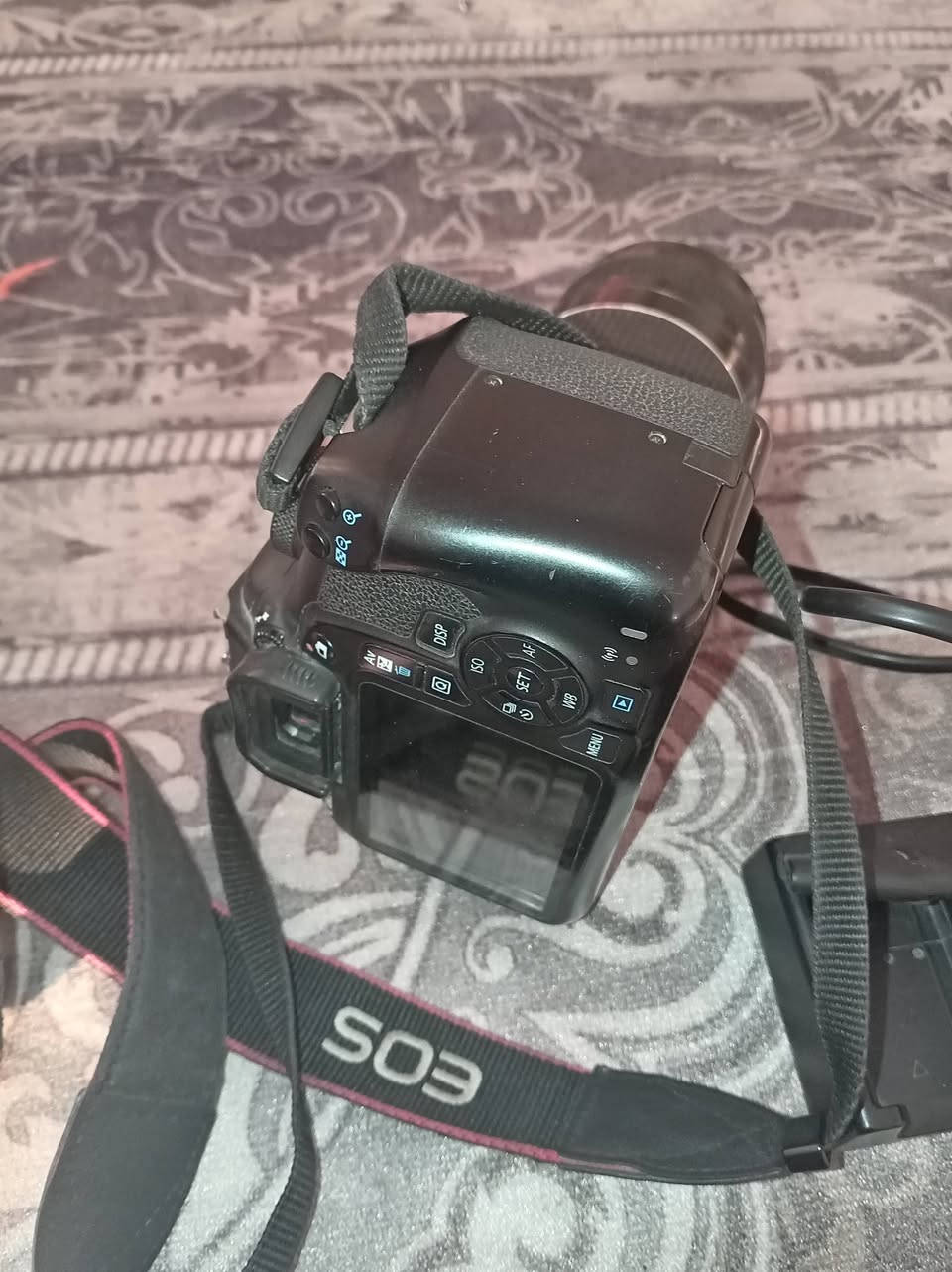 السلام عليكم للبيع كاميرا كانوا 2000 مستخدمه استخدام قليل نظافه 90% من المكان السماوه رقم الهاتف *********** السعر350
