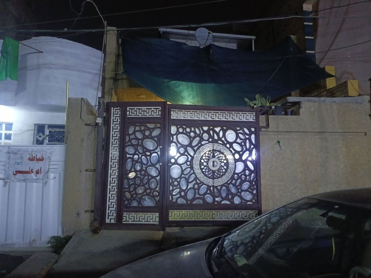 السلام عليكم بيت  للبيع  او مراوس  بغداد الجديدة نعيريه قرب مجمع الحياة الطبي الواجهه 6متر النزال 21,5متر ونص مساحته بل سند 127,5 متر واقع حال 130بناء حديث 2020عالي من الشارع غرفتين نوم وحده سويت طابق ونص ارضيه مرمر شغل درجه اولى سقف نقش مغربي ***********
