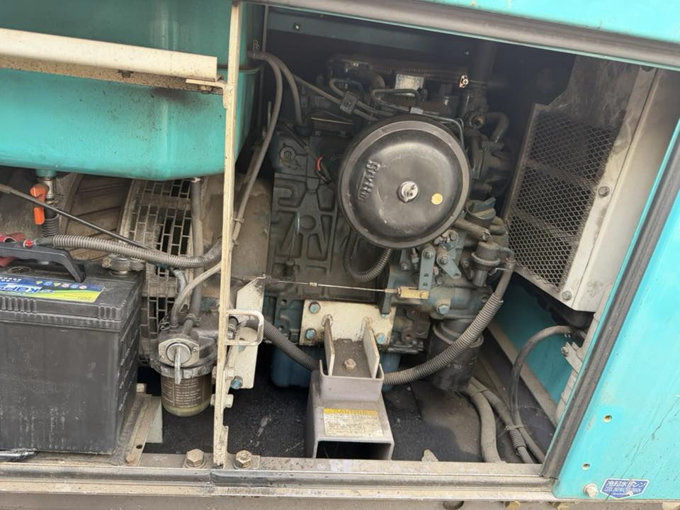 للبيع مولد ياباني محرك كابوتا 15 كيفي نظيفة كلش وبعدها. ما مستخدمه بالعراق 
المولد كامله ما بيها. اي نقص ،باتري جديد وعلى الفحص المولد
المكان بغداد 
السعر 21 ورقة 
الرقم للتواصل *********** 
⸻

🔹 النوع والشركة
 • الشركة: Denyo Co., Ltd
 • الموديل: DHS-SXK
 • التصنيف: Brushless AC Generator (مولد بدون فحمات – براشلس)
 • الهيكل: كاتم صوت (Silent Type)

⸻

🔹 تفاصيل التوليد (الجانب الكهربائي)
 • الطور: فاز واحد (Single Phase – 2 Wires)
 • القدرة الاسمية: 15 kVA
 • الجهد: 220 فولت
 • التيار: 48 أمبير
 • التردد: 60 هرتز
 • عدد الأقطاب: 4 Poles
 • معامل القدرة: 1.0
 • نظام التشغيل: Continuous (تشغيل مستمر)

📌 يعني يشغل حمل تقريباً لحدود 13–15 كيلوواط فعلي إذا الحمل مستقر.

⸻

🔹 تفاصيل المحرك (الديزل)
 • موديل المحرك: D905-K2B
 • نوع الوقود: ديزل
 • عدد السلندرات: 3 سلندر (واضح من موديل D905)
 • السعة: 0.898 لتر
 • القدرة: 12 كيلوواط
 • السرعة: 1800 دورة/دقيقة
 • تبريد: مائي (Radiator مبين بالصورة)

محرك D905 معروف أنه من عائلة Kubota D905 ثلاث سلندر، اقتصادي وصرفيته قليلة ومناسب تشغيل طويل.

⸻

🔹 مميزات هذا النوع

✔️ هدوء عالي (Silent)
✔️ صرفية ديزل قليلة
✔️ مناسب للبيت أو محل متوسط
✔️ قطع غيار المحرك متوفرة غالباً
✔️ بدون فحمات (صيانة أقل)
