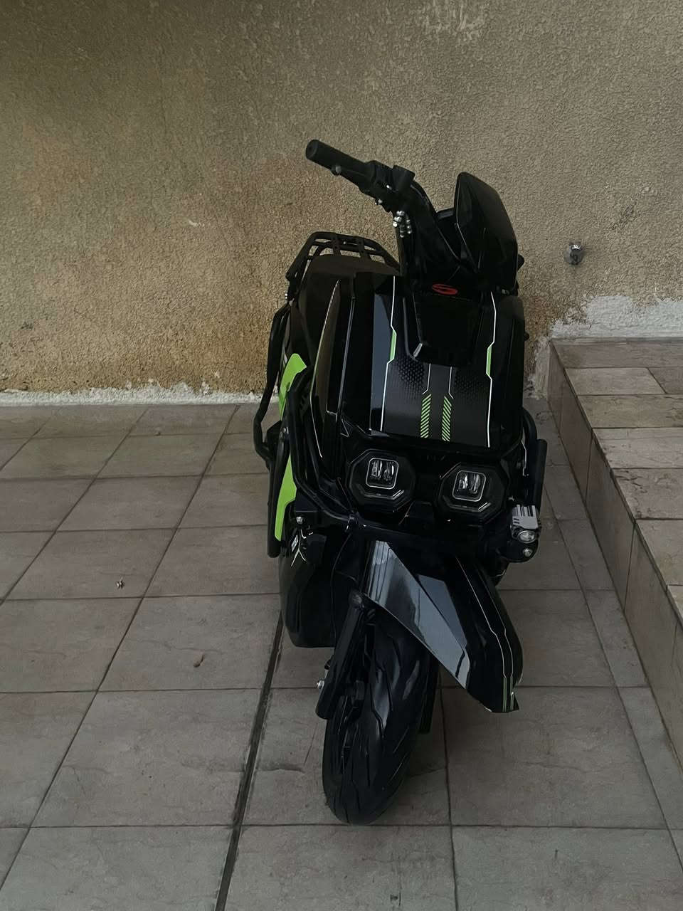 السلام عليكم دراجه شحن للبيع نوع اباجي سمول من شركه الجوهره البحريه 6 بطاريات كبار/ 32امبير/ 72 فولت ملف2500/ سرعه 80 حقيقي عل ويز وبيه بك ليوره/ 3سرع وبيه نضام سبورت s  /تايرات جبلي ونضام abs للبريك / و بصمتين وسويجين / الدراجه بيه حادث  من الجه اليسره ول تاير الامامي معوج يرادله ميزانيه ،مكاني بغداد نفق الشرطه للتواصل ***********
