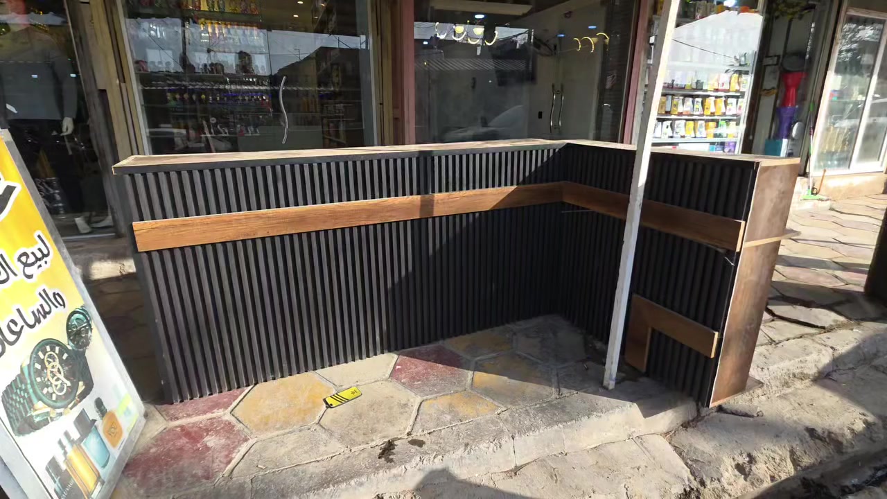 ​للبيع ميز عرض متكامل (ديكور) بتصميم حديث، جداً نظيف ومناسب لأصحاب المحلات اللي يحبون الفخامة والترتيب. الميز نظافته ممتازة جداً (مثل الجديد) وموضح بالصور والفيديو.
📏 تفاصيل القياسات:
​الميز الأساسي: طول 2.5 متر | عرض (عمق) 42 سم.
​الصباحية: طول 1.5 متر.
​المجموع الكلي: 4 أمتار (طول مثالي للعرض).
​✨ ليش هذا الميز؟
​تصميم عملي يستوعب عدد كبير من الأجهزة والإكسسوارات.
​خامة قوية ومتينة، واللون يتناسب مع أغلب الديكورات.
​تم تبديله فقط بسبب تغيير نظام ديكور المحل.
​📍 العنوان: ديالى - المقدادية - السوق القديم - قرب مطعم سراب.
💰 السعر: [250] (بي مجال للشراي الجاد).
هاتف ***********/***********
