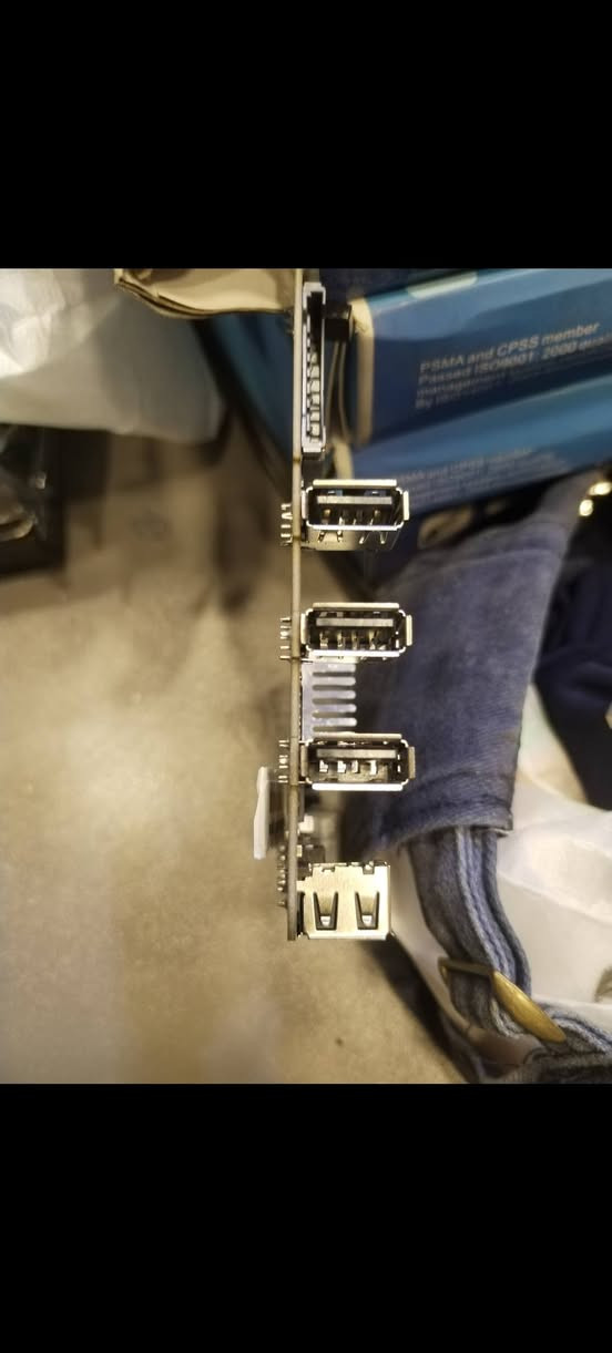 يتوفر TV Box  ذاكره عشوائيه ٥١٢ و مساحة التخزين ١٠٢٤ واحد تيرا طياره بمعنى الكلمةانسى التقطيع وبسعر  10  الف  توصيل مجاني بس ..يجيك بورده دون كفر


**إذا كنت صاحب هذا الإعلان وتريد حذفه لأي سبب، رجاءا أرسل رسالة إلى الدعم الفني**