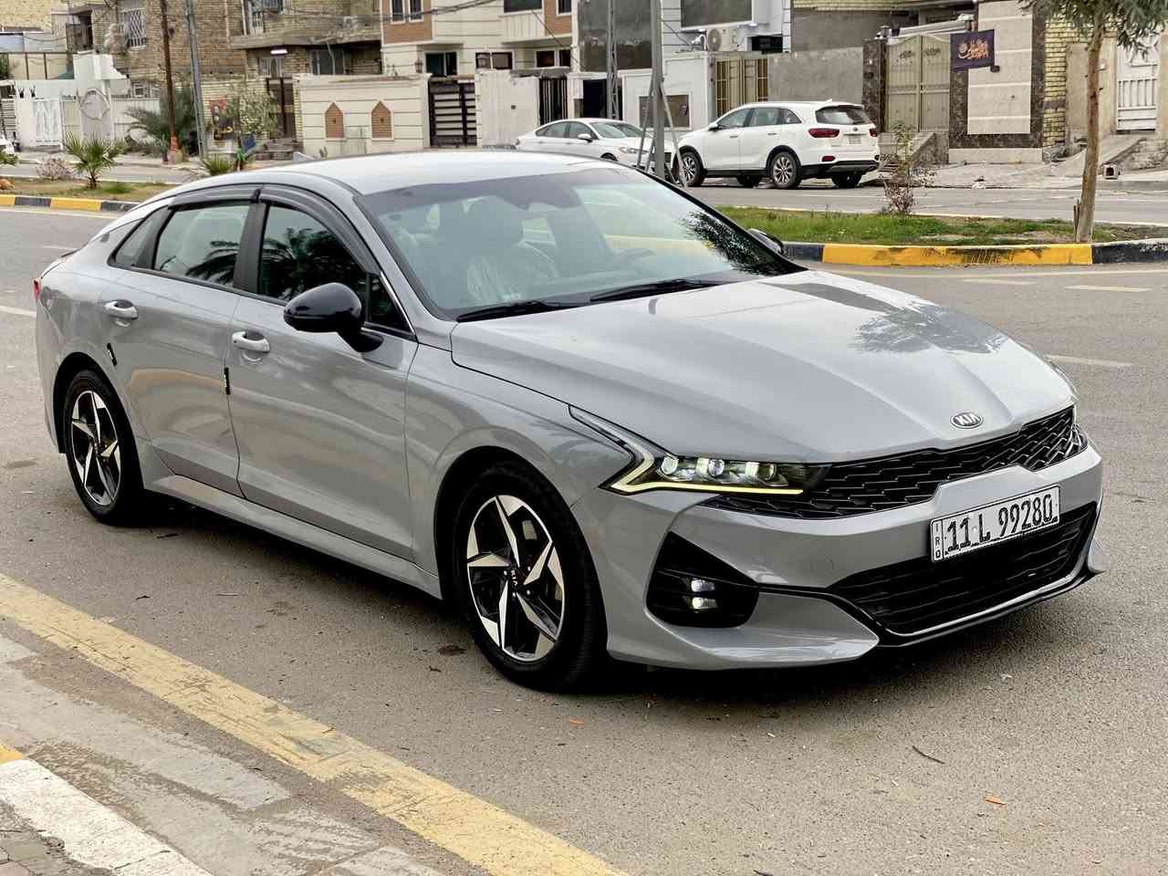 السلام عليكم 
K5 GT LINE 2021 
للبيع كي فايف جيتي لاين فول مواصفات عدا البانوراما 
لون سمنتي مميز رقم بغداد بأسمي تحويل مباشر 
بصمة تشغيل وبصمة ابواب وجنطة 
ترحيب عند الاقتراب وفتح الجنطه عند الاقتراب 
تشغيل عن بعد 
كشن كهرباء 
تبريد مناخين منفصل الصدر والسائق 
اربعة أنظمة قيادة سبورت ، نورمال ، كوستم ، سمارت 
رادار امامي جانبي خلفي 
مري كهرباء ونقطة عمياء 
قيادة ذاتية
شاشة كار بلي ،كامرا دوارة 
سيارة جديدة جداً صدر امامي وخلفي جديد تخم تايرات جديد ماشية 58 الف mi 
حادثها جانبي بدون دواخل موضح بالصور مع السونار ايرباك بردة فقط وراجع سستم
بالعراق انصبغ نص هلال جاملغ خلفي فقط موضح بالصور 
السعر 163 
📞*********** بغداد الكرخ
