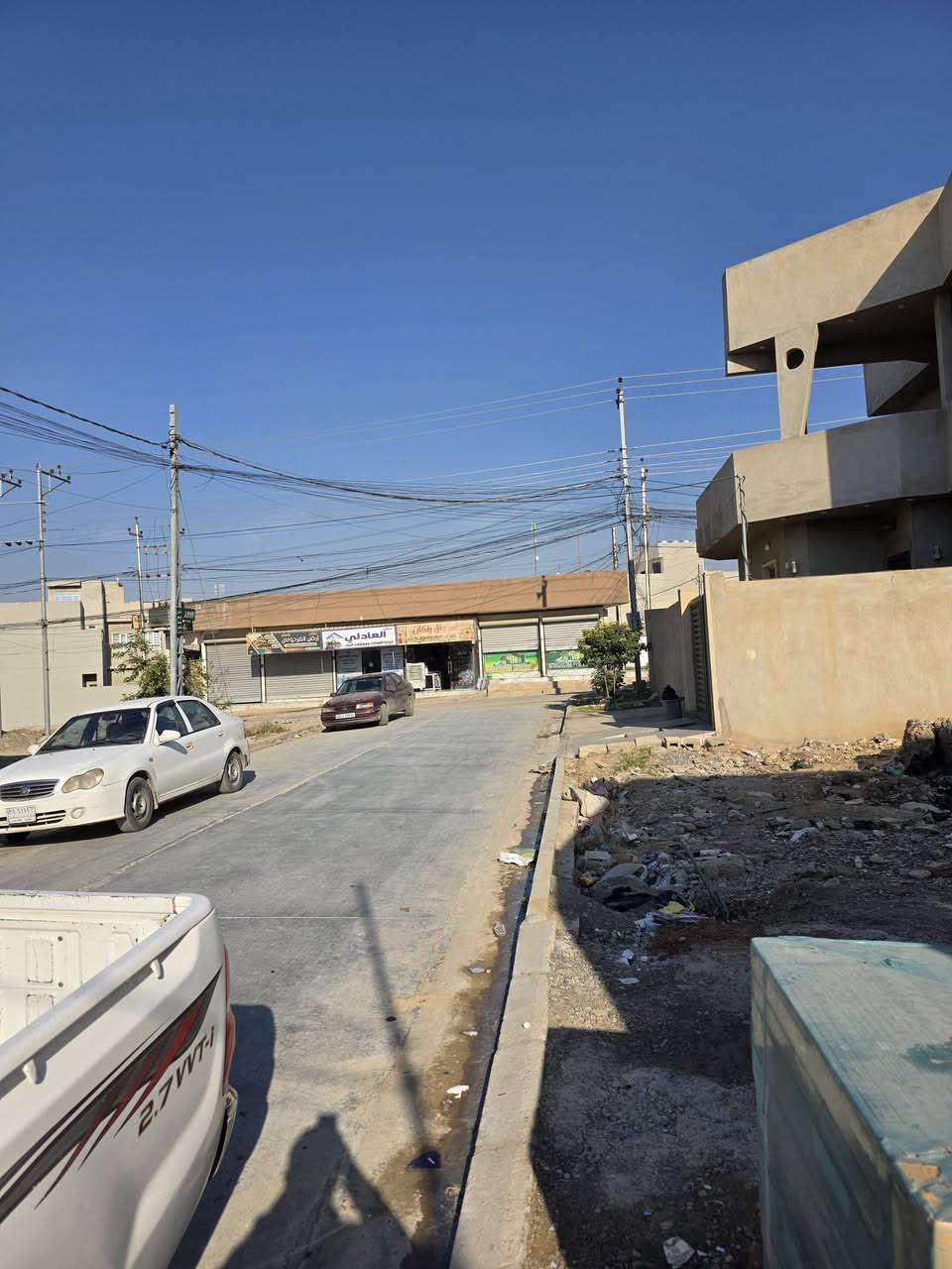 دار للبيع في حي الكندي الثانية سند طابو المساحة 150 م الواجهة 6 م اتجاه شروق تام 5 غرف نوم هول مطبخ مشتملات قرب الشارع الحولي .
عقارات الصفوة  حي المصارف قرب جامع سعدي مهدي
***********
***********
