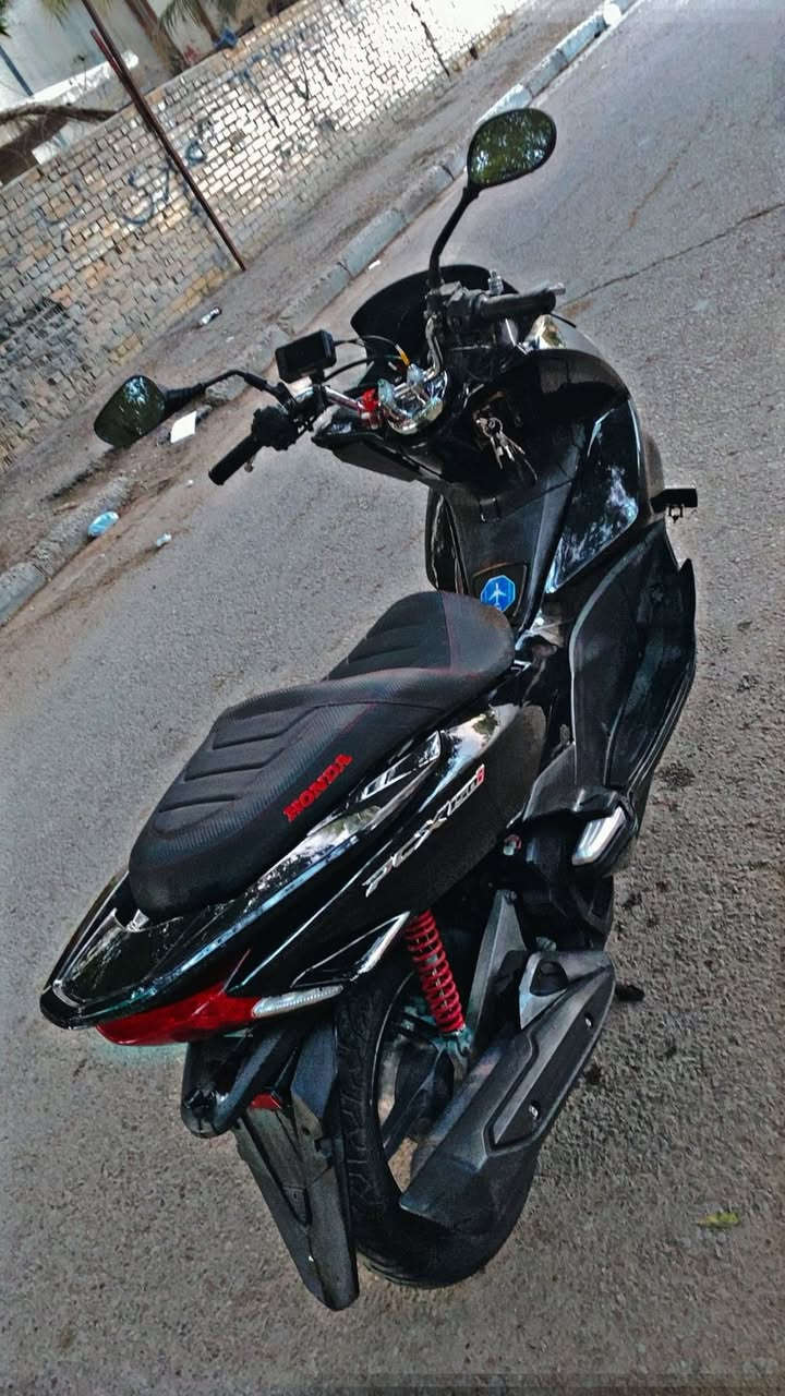 السلام عليكم دراجه البيع pcx جيل ثاني ياباني
مكينه 150 دراجه مكفوله كفاله عامه 
شرط كتلوكه وياه 
يدات تدفئه 
كأمره إماميه خلفيه 
كشن رياضي 
حساس زدحام
حساس ستاند 
سعره 1800 بيه مجال
مكاني بغداد 
رقم ***********
