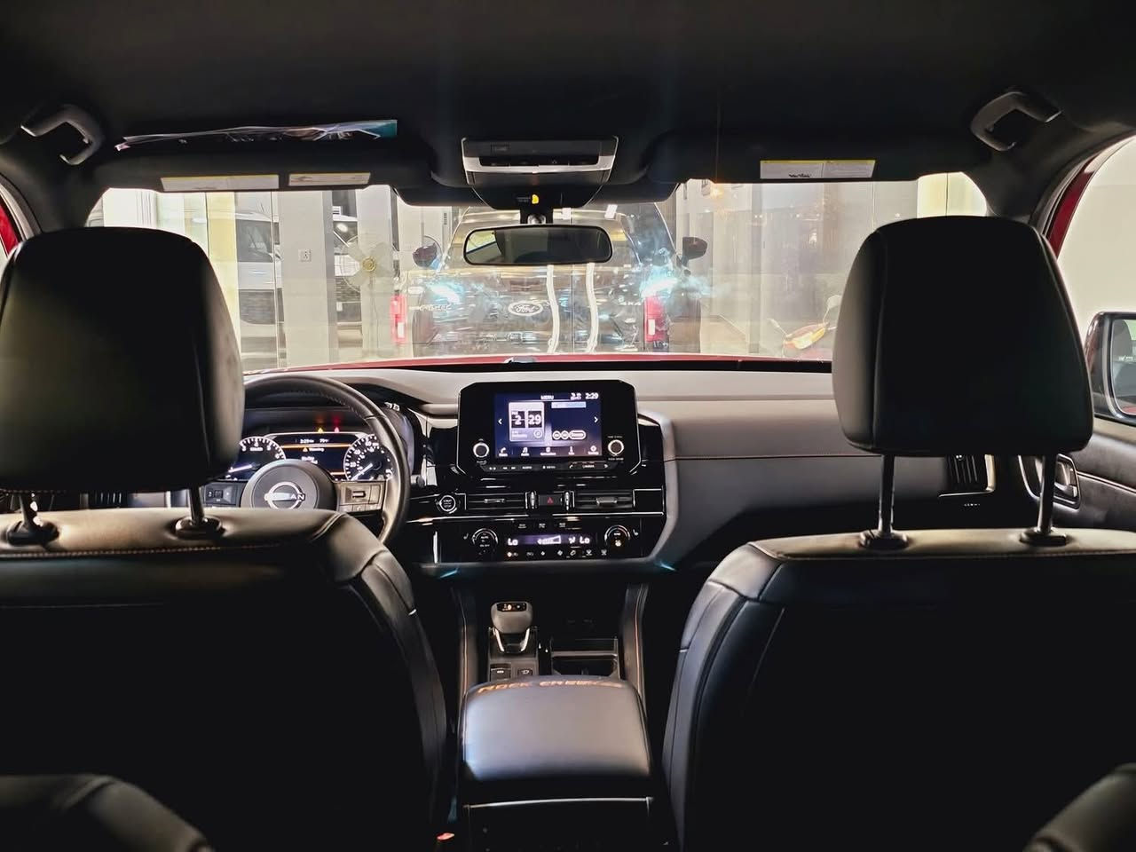 للبيع بسعر مناسب جدا
نيسان باثفايندر ٢٠٢٣ بدون قطرة صبغ
ماشيه 37000

ميزات نيسان باثفايندر روك كريك 2023 هي كالتالي:

# المحرك
- محرك بنزين سعة 3.5 لتر، 6 أسطوانات، بقوة 284 حصان ¹.
- ناقل حركة أوتوماتيكي ب 9 سرعات ¹[3).

# التصميم الداخلي
- مقصورة فاخرة بتصميم أنيق ومريح ¹.
- مقاعد من الجلد مع مساند ذراع ¹.
- نظام تحكم أوتوماتيكي بالمناخ ثلاثي المناطق ¹.
- شاشة معلومات ترفيهية مقاس 8 أو 9 إنشات ¹ ².

# السلامة والأمان
- وسائد هوائية ¹.
- نظام الفرامل المانعة للانغلاق ¹.
- نظام توزيع قوى الكبح إلكترونياً ¹.
- نظام التحكم بثبات المركبة ¹.
- كاميرا محيطية ذكية مع نظام كشف الأجسام المتحركة [2).

# التكنولوجيا والترفيه
- نظام صوتي من 6 سماعات أو 12 سماعة من Bose ¹.
- شاشة عرض معلومات السائق مقاس 7 أو 12.3 إنش ¹.
- منافذ USB وبلوتوث وشاحن لاسلكي ¹.
- نظام ملاحة وتقنية البلوتوث ¹.

# الخارجي
- مصابيح أمامية LED ¹.
- عجلات معدنية مقاس 18 أو 20 إنش ¹.
- مرايا جانبية كهربائية مع إشارات انعطاف ¹.
- أللون ماروني
***********
