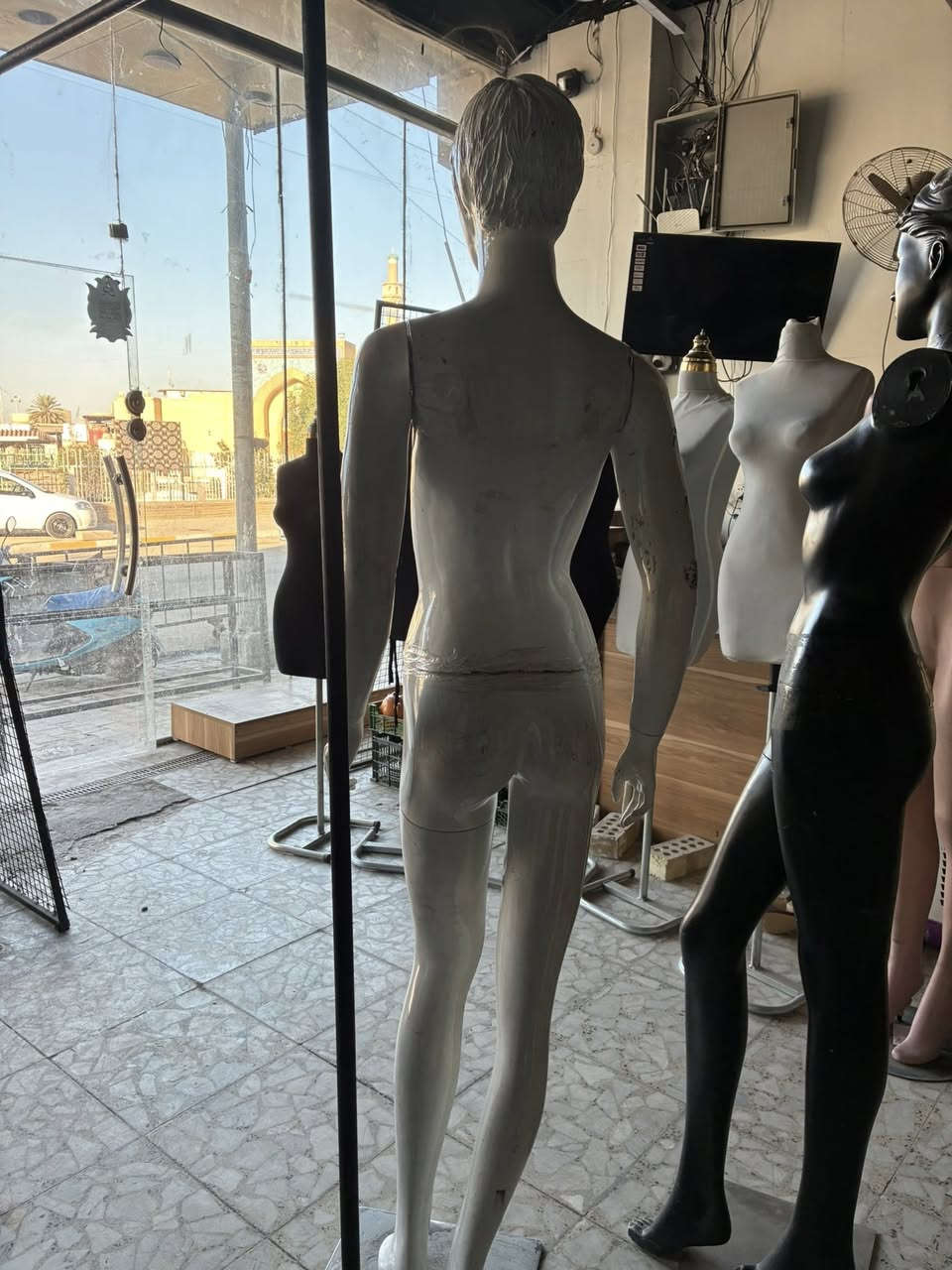 تعاليك ومليكانات وستاندات للبيع
المكان النجف الإشراف 
أسعار مناسبه تصفيه محل 
واتساب ***********
