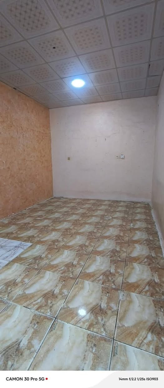 يا الله سلام عليكم 
توفر بيت للبيع المساحا200 متر
العنوان البصره شطر العرب منطقه باب الهوى يتكون البيت من غرفتين وديوانيه ومطبخ وصحيات داخليه وخارجيه وكراج طابو صرف زراعي بسم عراقي المشتري ياخذ نسخا من طابو وكالت محكمه ومكاتبت مكتب 
للستفسار ***********
