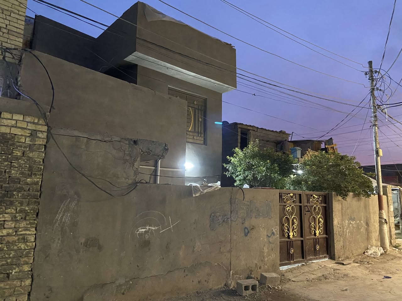 السلام عليكم بيت للبيع
حي الربيعي قرب التقاطع مساحة 160 
يتكون من طرمة +حديقة +قطعة + هول + استقبال +غرفة نوم عدد 3 +حمامات داخلية وخارجية 

للاستفسار /***********
