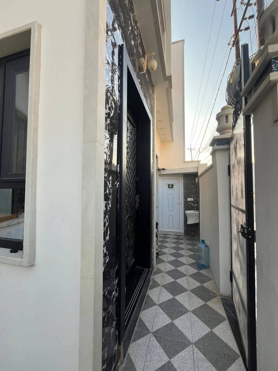 السلام عليكم ورحمة الله وبركاته #مكتب_الغوالي

بيت للبيع في حي السماح الاركان على شارع 15م

🔹 بناء ملكي حديث 2024 ، سند البيت 2025 طابو ملك

🔹 مساحة : 160م ، الواجهة : 10م ركن على شارعين

🔹 موقع مميز قريب من كافة الخدمات 

ط1 : كراج ، استقبال ، هول ، مطبخين ، غرفة ، صحيات

ط2 : ثلاث غرف نوم ، هول ، صحيات ، سطح ناصي

البيت مزود بكافة الانظمة الحديثة -

دكتات - سبالت - غسالات - انترنيت - دشات

للاستفسار اكثر مراجعة #مكتب_الغوالي الكائن في حي السماح الاركان قرب مول القمة مقابل مدرسة السماح الابتدائية على شارع 20م 

او الاتصال على الارقام التالية -

***********

***********
