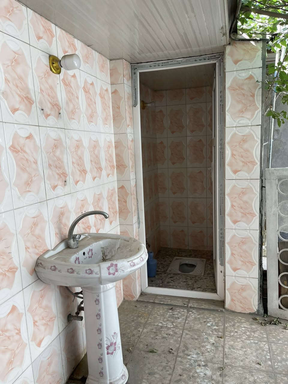 اليجار                     بيت ١٥٠ مترالبلديات المضمار العابد خلف مدرسه عاىشه.     ***********طابق واحد
