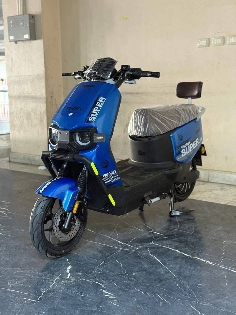 ااسكوتر كهرباء 2000w فجوري🦁
👈 مواصفات البطارية : ليثيوم 70 فولت 35 امبير 
👈 السرعة القصوى : 80 كم/س نظام
👈 مسافة الشحنة الكاملة : 85 : 90 كم
👈 نوع الفرامل : باكم أمامي وخلفي
👈 عدادات ديجيتال                       (السعر:16 الف)
👈 إضاءة led بالكامل  
👈 حمايه للاسكوتر 
👈 انتظار 
👈 مخرج usb 
👈 بصمه 
👈 ٢ مفتاح ٢ ريموت 
 💥 وتحدي.. السعر ده مش هتلاقيه في أي مكان غير عندناا
للتواصل او للاستفسار فون:  01204236572📲


**إذا كنت صاحب هذا الإعلان وتريد حذفه لأي سبب، رجاءا أرسل رسالة إلى الدعم الفني**