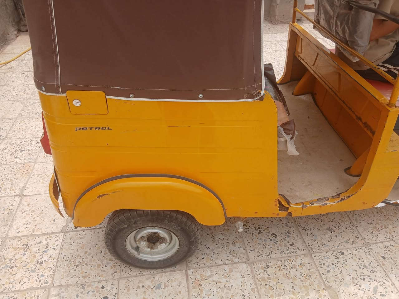تكتك موديل 19 سنويه سعره 5100 وبيه مجال الشراي. ***********.    مكاني عماره حي شرطه   ***********
