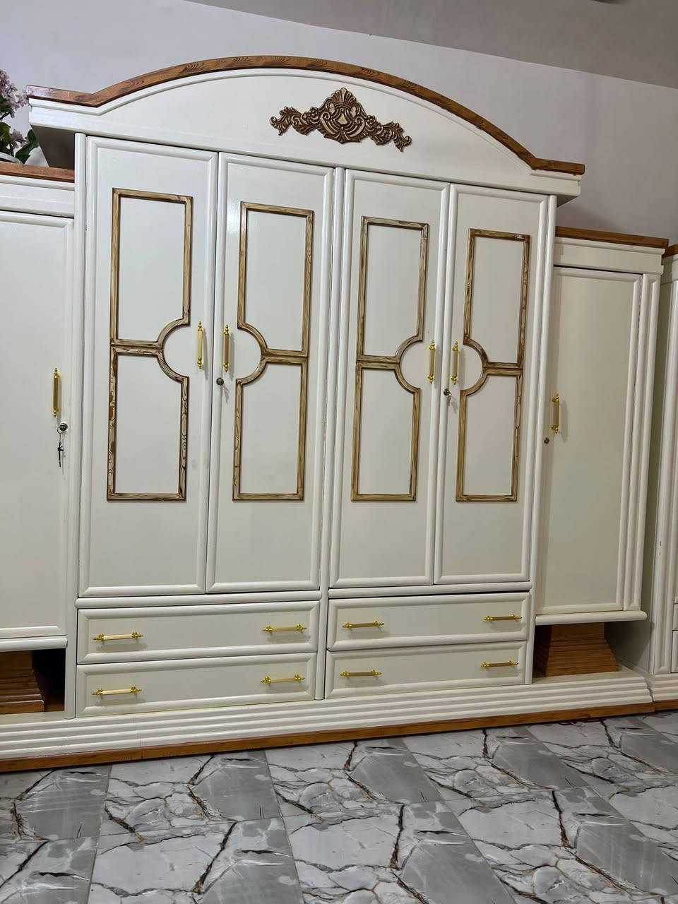 سلام عليكم  هاي  غرفة جديد  مامستخدمه شي قليل   سعره مليونين  و250.  مابيه كلشي  ملكيه حطاطه  خشب نظيف  اتصال  ع هاذا  رقم  ***********  رجاءً بس شراي يتصل
