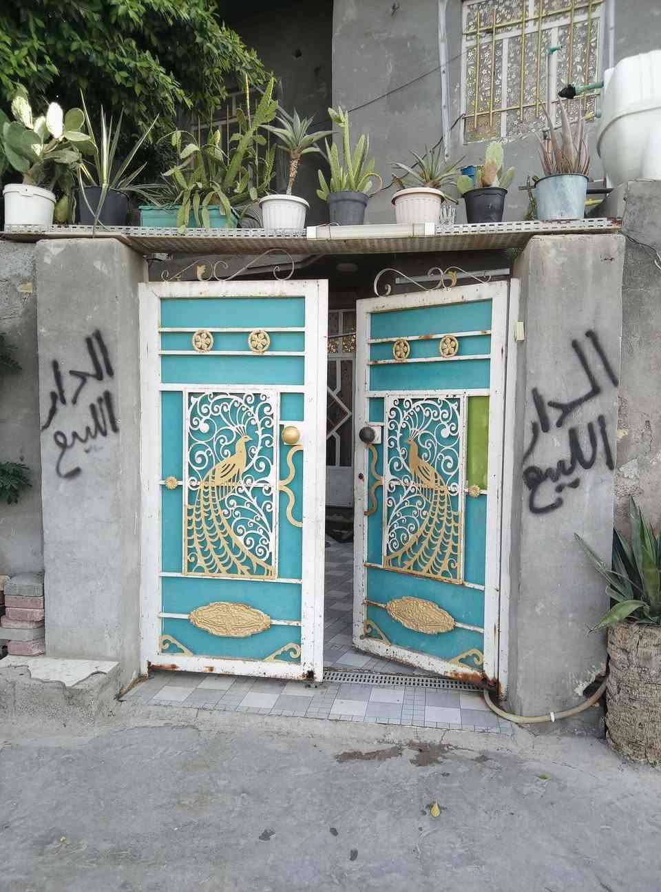 السلام عليكم دار للبيع 
يحتوي على طرمه وستغبال ومطبخ حار وبرد ويحتوي على 4غرف نوم وحمام خرجي ودخلي 
مكان الدار حي الخطيب على السده و  اذا تريد تستفسر اكثر اتصل على الرقم***********
