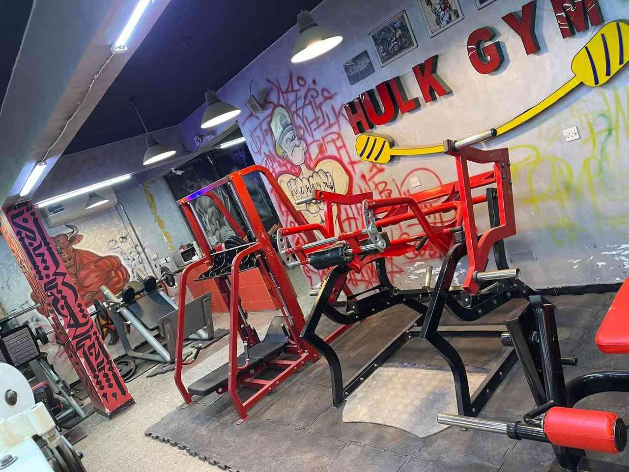 جم للبيع 
اكثر من ٦٠ جهاز مع اثاث كامل مع ٢٠٠٠٠ كيلو وزن وارضيات ٤٠٠ متر وساونه ٢*٣ امزون  تفاصيل اكثر تواصل واتس اب ***********📞✅
