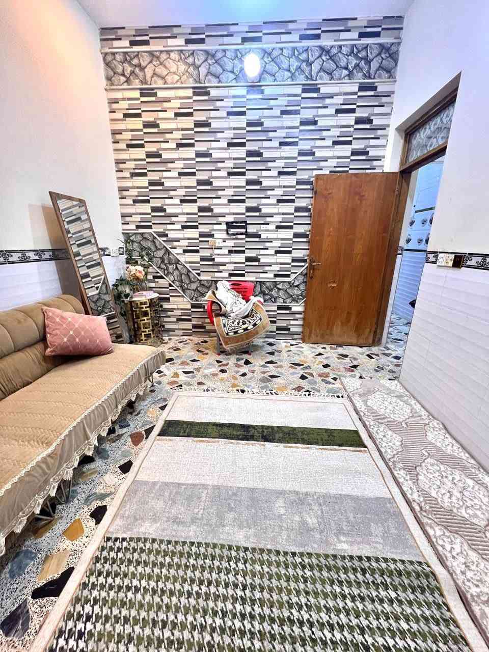 بيت للبيع في حي الصحفيين قرب فلكة القاضي مساحة 100 متر بناء حديث طابق واحد للاستفسار ( *********** )
