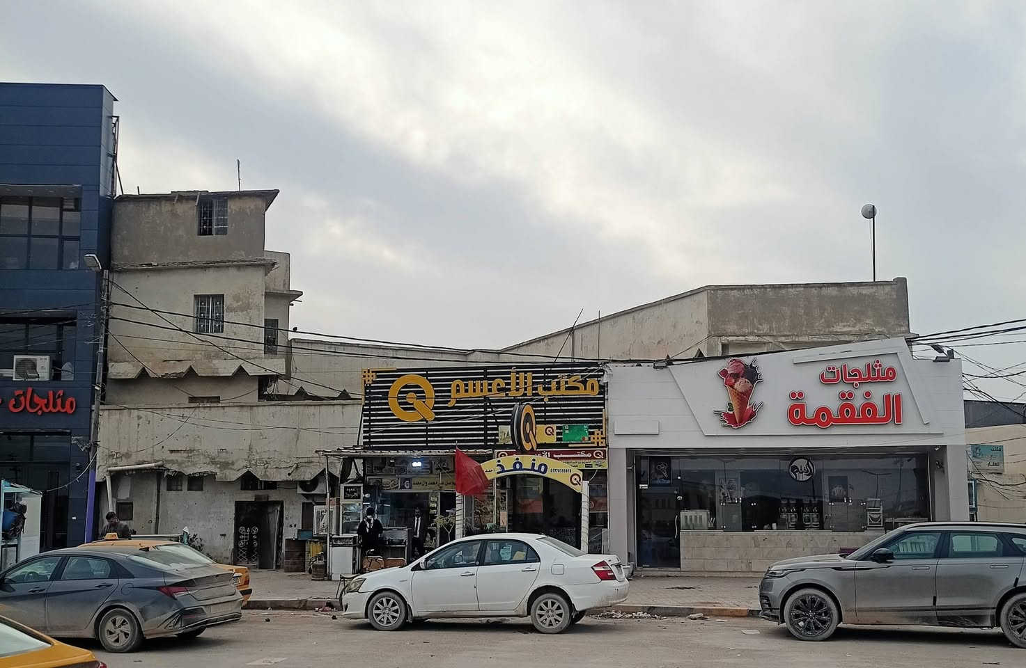 الدار للبيع مع المحلات العروبه الاولى مقابل الفلكه الحجريه سابقآ فلكة القرأن حاليآ المساحه 198 متر ركن وافع حال 250 متر الواجه 26 متر موقع تجاري مميز ع ثمان شوارع رئسيه  للاستفسار على الارقام ***********او ***********
